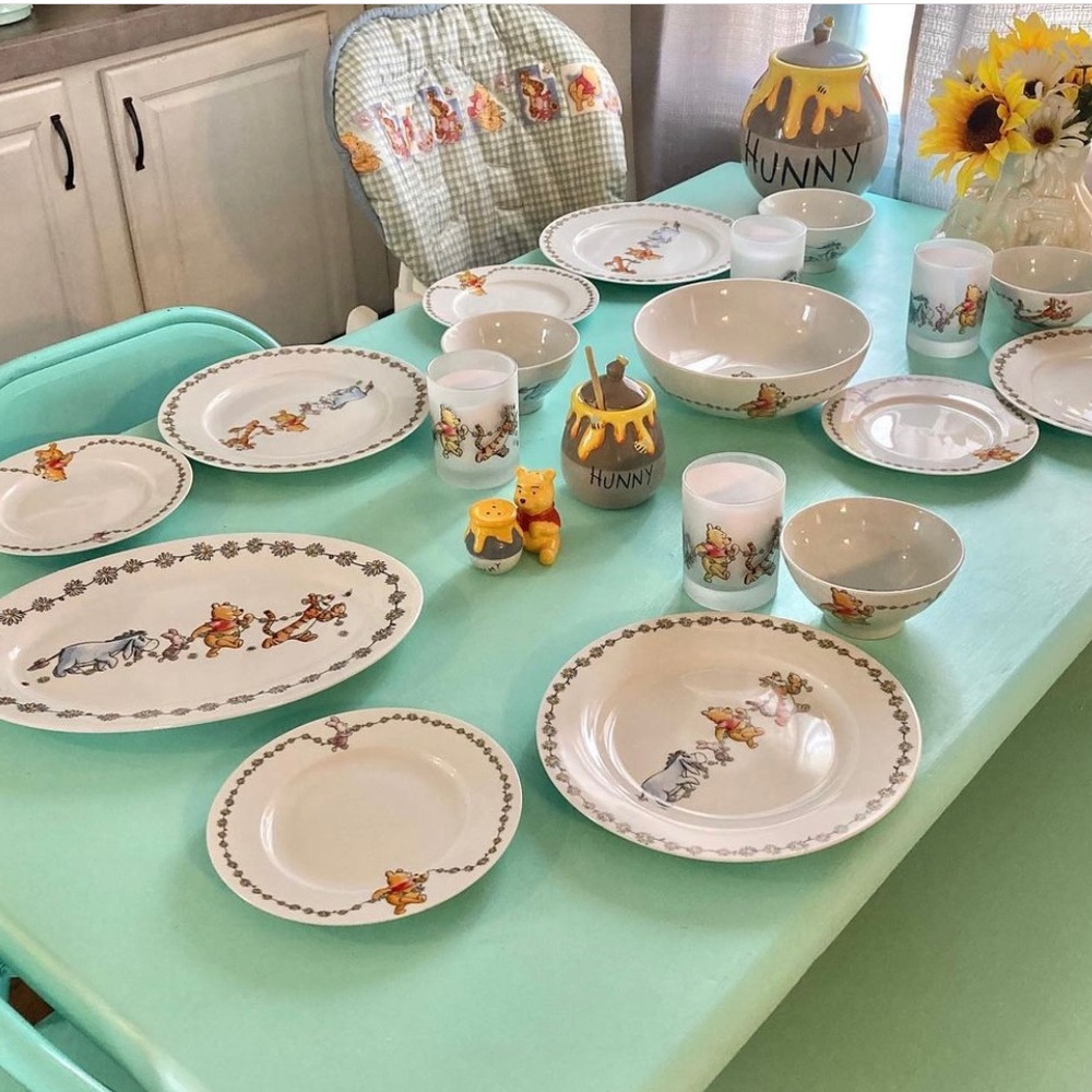 NWT Winnie The Pooh Daisy Print Dinnerware